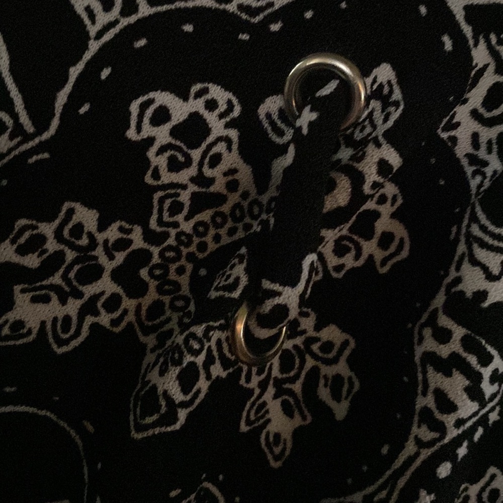 SLEEVELESS black and white blouse - Picture 5 of 6